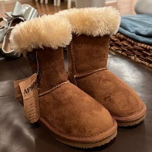 Snow boots Brand new with tags faux fur size 9 girls